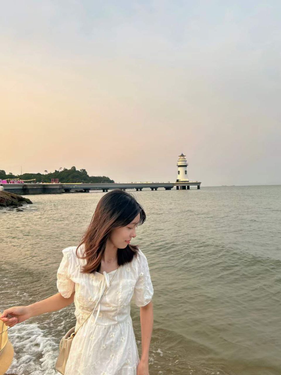 漳州清纯可爱妹子酒店啪啪+学校教室刺激play 男朋友把她按床边猛干