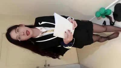 黑丝家庭女教师被学生强推玩弄!无套内射骚穴,丝袜撕开疯狂抽插,老师彻底沦为学生肉便器!