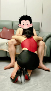 老婆穿上火红挂脖战袍!性感到犯规,被干到高潮直喊受不了