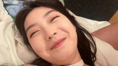 微胖轻熟女母狗1v4!被四个男人轮流猛干,最后颜射满脸精液