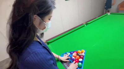 带少妇约会 吃完海底捞去台球厅 白色过膝袜足交深喉