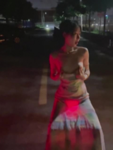 人妻3P炫耀绿帽现场!当着老公面问:谁把我干得最爽?